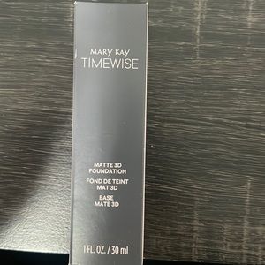 Mary Kay maybe 3d foundation ivory 140